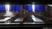 Semua ruang kelas disemprot cairan disinfektan.