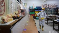 Ruang laboratorium juga disemprot disinfektan.