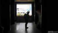 Tidak hanya ruang kelas, penyemprotan juga dilakukan di lorong sekolahan.