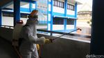 Penyemprotan Disinfektan di SMP 64 Jakarta
