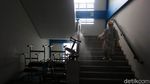 Penyemprotan Disinfektan di SMP 64 Jakarta