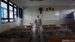 Penyemprotan Disinfektan di SMP 64 Jakarta
