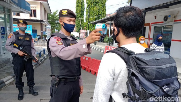 Petugas bersenjata mengawal pemeriksaan di pos belakang Mapolres Klaten