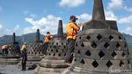 Petugas Bersihkan Abu Merapi dari Candi Borobudur