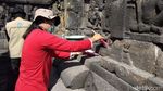 Petugas Bersihkan Abu Merapi dari Candi Borobudur
