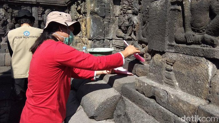 Balai Konservasi Borobudur (BKB) kembali membersihkan abu vulkanik akibat erupsi Gunung Merapi yang menempel di bebatuan Candi Borobudur.