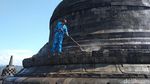 Petugas Bersihkan Abu Merapi dari Candi Borobudur