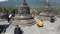 Abu vulkanik erupsi Gunung Merapi, katanya, abu di lantai setelah dicek pH-nya sekitar 4. Kemudian jika dibiarkan karena mengandung asam, nantinya bebatuan cepat lapuk.