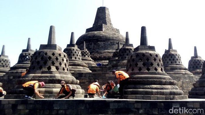 Balai Konservasi Borobudur (BKB) kembali membersihkan abu vulkanik akibat erupsi Gunung Merapi yang menempel di bebatuan Candi Borobudur.