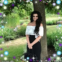 Wanita ini membagikan hasil editan Photoshopnya yang gagal. Bukannya terlihat lebih cantik, wajahnya malah jadi seperti alien yang menyeramkan. Padahal sebenarnya tidak perlu di edit juga sudah cantik ya? Foto: dok. Bored Panda/mimiczx