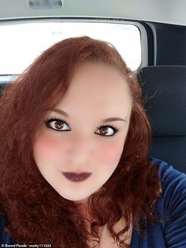 Pernah liat foto editan semacam ini sebelumnya? Sebenarnya sih mengedit foto untuk menghaluskan tekstur wajah sudah banyak dilakukan oleh orang-orang. Tapi jika terlalu berlebihan maka kamu akan mendapatkan hasil yang seperti ini. Saking mulusnya, bibir dan hidungnya pun sampai ngeblur. Foto: dok. Bored Panda/matty111222