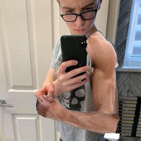 Agar terlihat keren dan macho, pria ini mencoba untuk mengedit foto dirinya agar terlihat lebih berotot. Tapi sepertinya sang pria perlu banyak belajar agar hasilnya bisa lebih natural dan tangannya tidak bertambah menjadi 3 ya.. Foto: dok. Bored Panda/Unknown_Gamer944