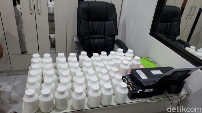 Polisi mengungkap kasus pengedaran pil yorindo di Surabaya. Ada tiga pengedar yang diamankan.