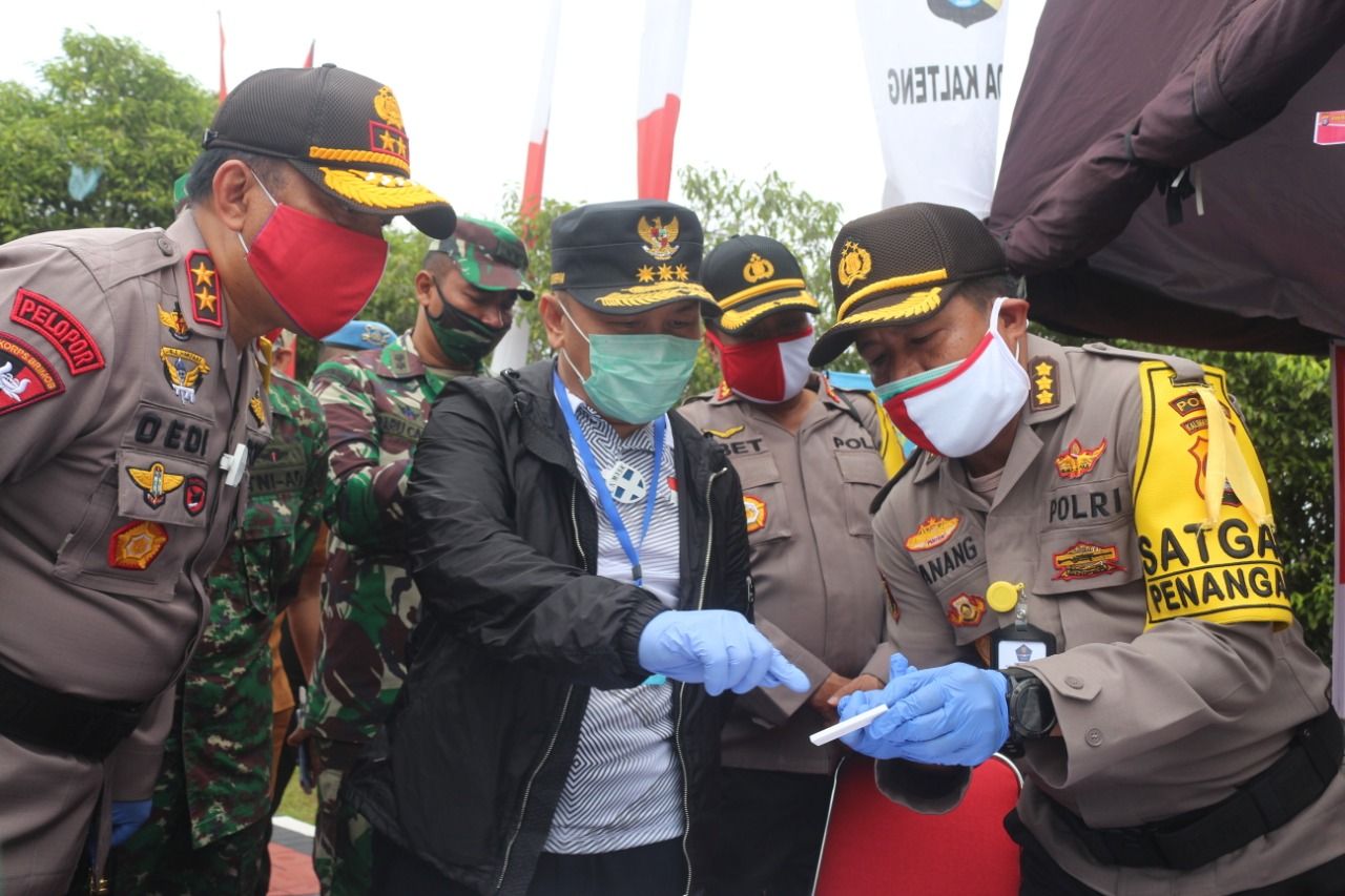 Polda Kalteng gelar rapid test drive thru, 8 warga reaktif