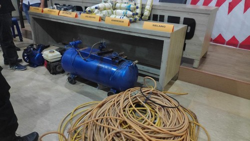 Polisi menangkap pelaku illegal fishing dengan bom ikan.