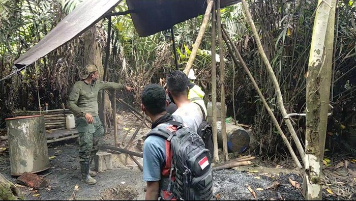 Polisi menggerebek pabrik miras di Mimika, Papua.