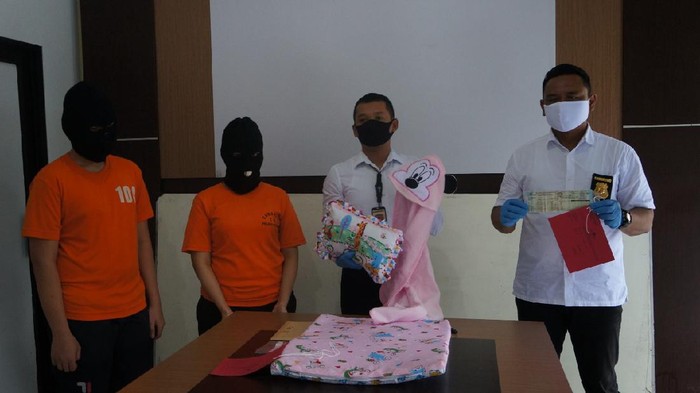 Polisi merilis dua tersangka kasus pembuangan bayi di Prambanan, Sleman, Senin (22/6/2020).