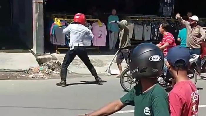 Potongan video viral petugas Dishub dikeroyok pengantar jenazah di Bulukumba, Sulsel.