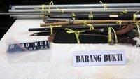Barang bukti yang disita polisi berupa 28 buah tombak, 24 buah senjata tajam, 2 buah ketapel panah, 3 buah anak panah, 2 buah stik bisbol, 17 buah Hp, 1 buah dekorder hikvision.