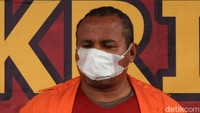 John Kei tampak mengenakan masker, begitu juga pelaku lainnya.