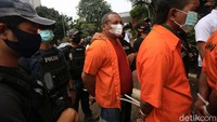 Tidak ada sepatah kata pun keluar dari mulut John Kei dkk. Sedangkan barang bukti juga sudah digelar polisi.