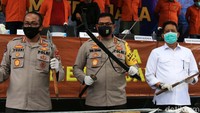 Kapolda Metro Jaya Irjen Pol Nana Sudjana bersama Kabid Humas Polda Metro Jaya Kombes Pol Yusri Yunis dan Direskrimum Polda Metro Jaya Kombes Tubagus Ade Hidayat menunjukkan barang bukti aksi kekerasan kelompok Jhon Kei, di Mapolda Metro Jaya, Jakarta, Senin (22/6/2020).