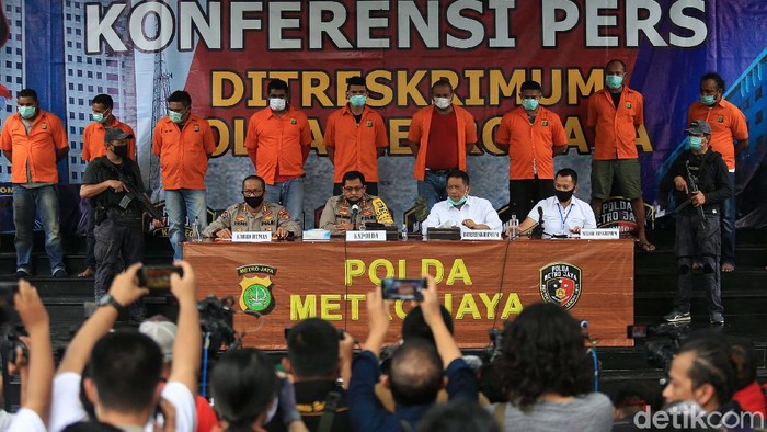 Polda Metro Jaya menggelar jumpa pers terkait kasus penembakan di Perumahan Green Lake, Tangerang. Dalam jumpa pers ini, John Kei dkk dipamerkan.
