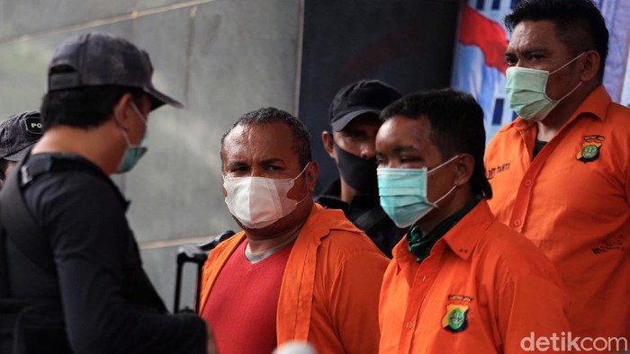 Polda Metro Jaya menggelar jumpa pers terkait kasus penembakan di Perumahan Green Lake, Tangerang. Dalam jumpa pers ini, John Kei dkk dipamerkan.