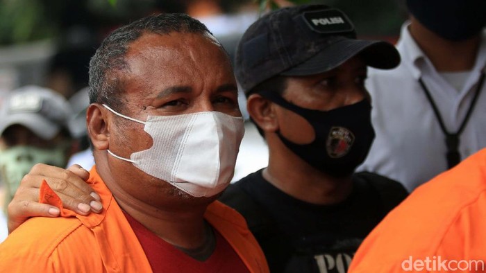 Potret John Kei Berbaju Tahanan dan Digiring Polisi Polda Metro Jaya menggelar jumpa pers terkait kasus penembakan di Perumahan Green Lake, Tangerang. Dalam jumpa pers ini, John Kei dkk dipamerkan.