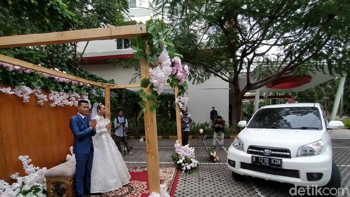 Pandemi COVID-19 membuat sejumlah pasangan menunda resepsi pernikahan. Kondisi itu membuat sebuah hotel di Cirebon hadirkan layanan paket Wedding Drive Thru.