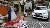Pandemi COVID-19 membuat sejumlah calon pengantin memilih untuk menunda resepsi pernikahan. Kondisi itu membuat sebuah hotel di Kota Cirebon, Metland Hotel mencoba mengakomodir keinginan masyarakat yang ingin melangsungkan pernikahan. Namun, tetap memperhatikan protokol kesehatan yakni dengan dengan menghadirkan layanan paket Wedding Drive Thru.