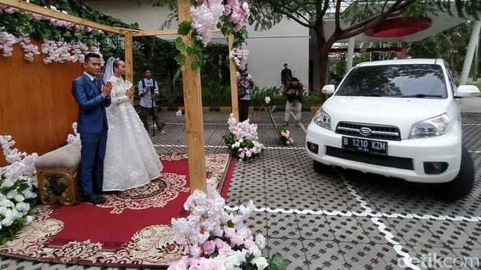 Pandemi COVID-19 membuat sejumlah pasangan menunda resepsi pernikahan. Kondisi itu membuat sebuah hotel di Cirebon hadirkan layanan paket Wedding Drive Thru.