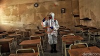 Semua ruangan di sekolah tersebut disemprot disinfektan.
