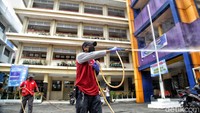 Ada sejumlah personel PMI yang dikerahkan dalam penyemprotan ini.