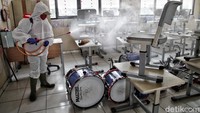 Drum dan peralatan musik juga disemprot.