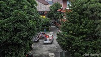 Tidak hanya itu, seluruh bagian luar dari sekolah juga disemprot.