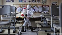 Petugas PMI melakukan penyemprotan desinfektan di salah satu sekolah Kemayoran, Jakarta Pusat, Senin (22/6).