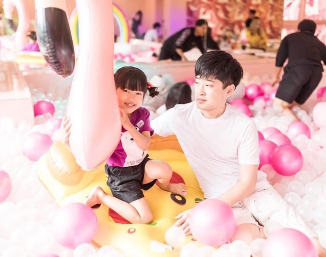 Apakah tidak ada hambatan dalam menjalin hubungan dengan pria Korea? Kata Windu yang mungkin bisa disebut hambatan adalah saat suaminya masih memperdalam ilmu agama Islam.Belajar agama palingan, karena bagi kami agama nggak cuma saat syahadat saja, tapi semuanya. Penerapan tiap harinya dan juga iman yang ada di hati. Jadi ini memang butuh waktu, sampai alhamdulilah suami benar-benar full salat lima waktu dan menjalankan semua dengan belajar sendiri, punya banyak aplikasi tentang Islam di handphonenya, atau belajar dengan papa saya setiap beliau ke Korea, ucapnya. Foto: Dok. Instagram @prawinduprima.