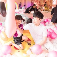 Apakah tidak ada hambatan dalam menjalin hubungan dengan pria Korea? Kata Windu yang mungkin bisa disebut hambatan adalah saat suaminya masih memperdalam ilmu agama Islam.Belajar agama palingan, karena bagi kami agama nggak cuma saat syahadat saja, tapi semuanya. Penerapan tiap harinya dan juga iman yang ada di hati. Jadi ini memang butuh waktu, sampai alhamdulilah suami benar-benar full salat lima waktu dan menjalankan semua dengan belajar sendiri, punya banyak aplikasi tentang Islam di handphonenya, atau belajar dengan papa saya setiap beliau ke Korea, ucapnya. Foto: Dok. Instagram @prawinduprima.