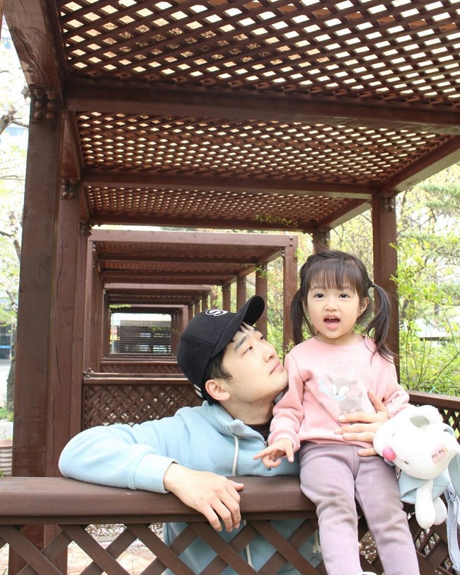 Selama menikah, wanita pendiri Light & Bright yaitu biro wisata Indonesia yang satu-satunya mempunyai kantor di Korea ini, mengaku tak memiliki kendalam dalam komunikasi dengan sang suami. Selain bisa berbahasa Inggris dan Korea, Windu juga menguasai bahasa yang juga jadi bahasa suaminya yaitu Rusia. Foto: Dok. Instagram @prawinduprima.