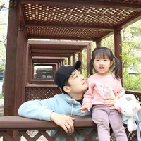 Selama menikah, wanita pendiri Light & Bright yaitu biro wisata Indonesia yang satu-satunya mempunyai kantor di Korea ini, mengaku tak memiliki kendalam dalam komunikasi dengan sang suami. Selain bisa berbahasa Inggris dan Korea, Windu juga menguasai bahasa yang juga jadi bahasa suaminya yaitu Rusia. Foto: Dok. Instagram @prawinduprima.