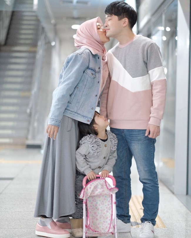 Setelah menikah, Windu menceritakan bahwa kehidupan pernikahannya seindah drama Korea. Suaminya sendiri sering disebut sebagai pria yang ada di serial drakor.Suami...kalau kata teman-teman Korea, the real drama man. Alhamdulilahnya walaupun memang mukanya cuek, tapi orang yang suka becanda dan sangat perhatian dengan keluarga dan orang sekitar. Bahkan untuk hal-hal kecil sekalipun. Sampai hari ini, sering menaruh makanan kecil di tas saya biar saya nggak laper katanya, jadi menurut saya sangat romantis, ucap Windu yang biro perjalanannya kerap dipakai artis dan selebgram Indonesia itu saat mereka ke Korea. Foto: Dok. Instagram @prawinduprima.