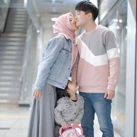 Setelah menikah, Windu menceritakan bahwa kehidupan pernikahannya seindah drama Korea. Suaminya sendiri sering disebut sebagai pria yang ada di serial drakor.Suami...kalau kata teman-teman Korea, the real drama man. Alhamdulilahnya walaupun memang mukanya cuek, tapi orang yang suka becanda dan sangat perhatian dengan keluarga dan orang sekitar. Bahkan untuk hal-hal kecil sekalipun. Sampai hari ini, sering menaruh makanan kecil di tas saya biar saya nggak laper katanya, jadi menurut saya sangat romantis, ucap Windu yang biro perjalanannya kerap dipakai artis dan selebgram Indonesia itu saat mereka ke Korea. Foto: Dok. Instagram @prawinduprima.