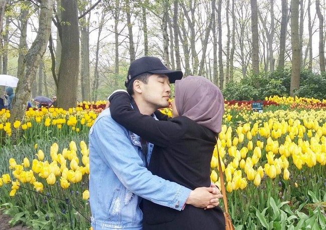 Wanita yang berusia 33 tahun ini mengatakan suaminya, Alexander Kim, 32 tahun, merupakan pria berdarah Korea dan sempat menetap di berbagai negara. Alexander dibesarkan dengan budaya Korea, Rusia dan Uzbekistan.“Jadinya banyak budaya Rusia dan Uzbek yang nyampur dalam keseharian. Jadi campuran budaya Korea, Rusia dan sedikit Uzbeknya kuat di suami dan keluarganya, ujar Windu yang kini tinggal di Seoul, Korea Selatan. Foto: Dok. Instagram @prawinduprima
