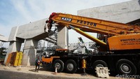 Alat berat juga terus bekerja untuk merampungkan proyek flyover Lenteng Agung-IISIP.