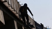 Para pekerja sedang membangun flyover Lenteng Agung-IISIP, Jakarta.