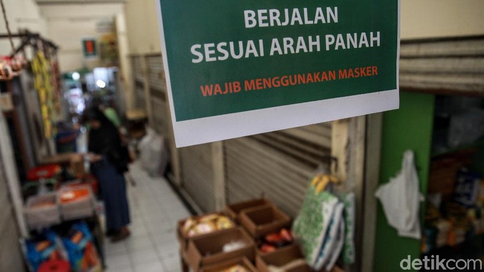 Penerapan protokol kesehatan di pasar menjadi perhatian publik setelah sejumlah pedagang di belasan pasar positif virus Corona.