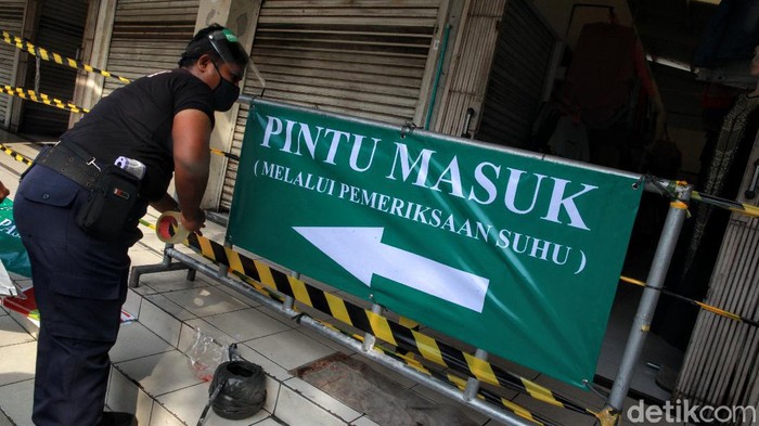 Penerapan protokol kesehatan di pasar menjadi perhatian publik setelah sejumlah pedagang di belasan pasar positif virus Corona.