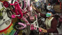 Imbas virus corona kini warga mulai menggemari sepeda.