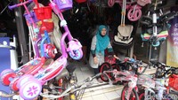 Toko penjualan sepeda pun kebanjiran pembeli.